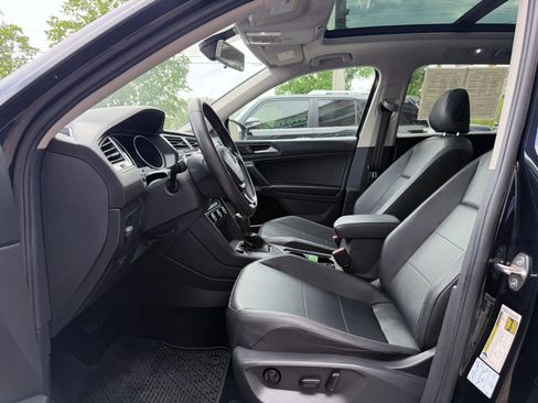 Used 2020 Volkswagen Tiguan SE w/ Panoramic Sunroof Package image 24