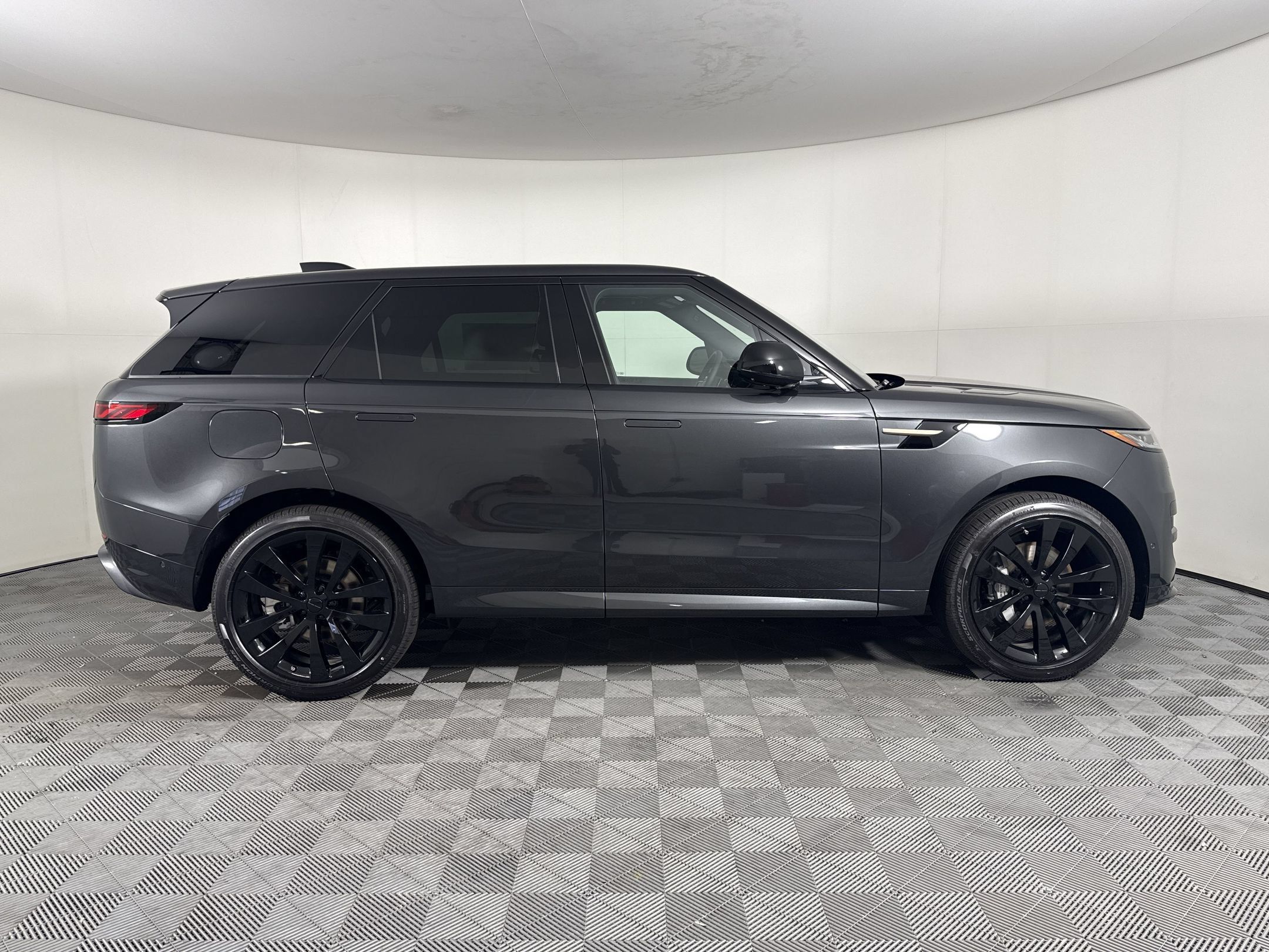 New 2026 Land Rover Range Rover Sport Dynamic SE AWD/4WD image 9