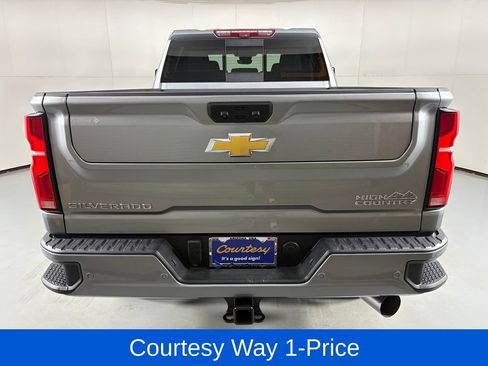 Used 2025 Chevrolet Silverado 2500 High Country w/ Technology Package AWD/4WD image 9
