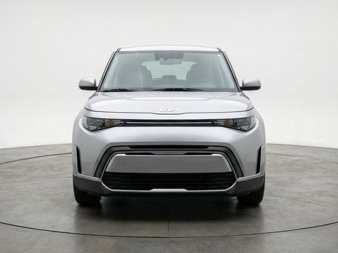 Used 2025 Kia Soul LX w/ LX Technology Package FWD image 2