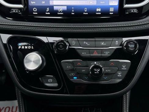 Used 2025 Chrysler Pacifica Limited image 38