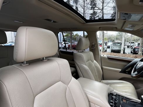 Used 2020 Lexus LX 570 4WD w/ Luxury Package image 46