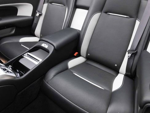 Used 2019 Rolls-Royce Dawn RWD image 40