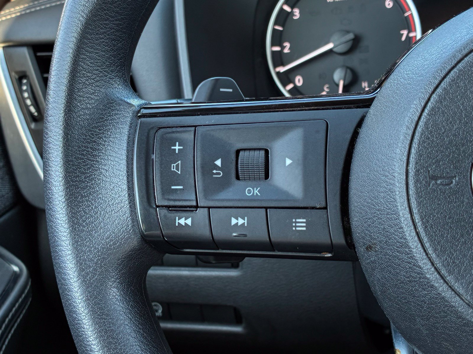 Used 2023 Nissan Rogue SV AWD/4WD image 25