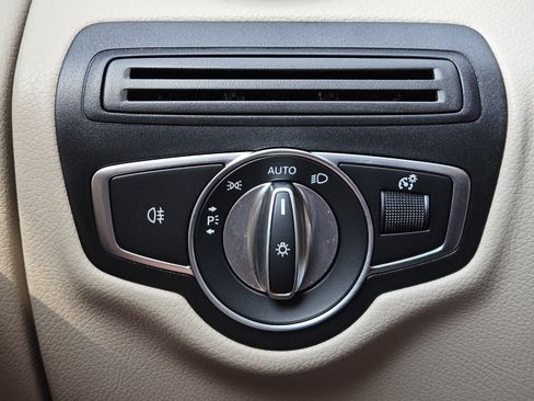 Certified 2022 Mercedes-Benz GLC 300 image 23