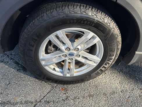 Used 2021 Ford Explorer XLT image 33