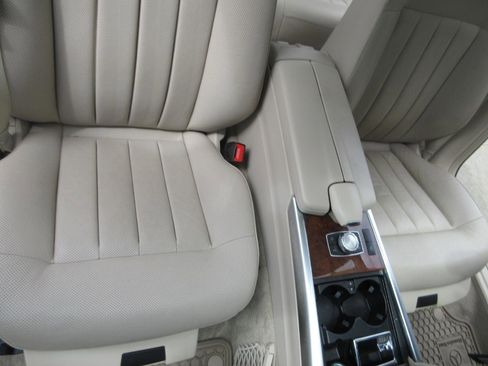Used 2014 Mercedes-Benz E 550 4MATIC Sedan image 32
