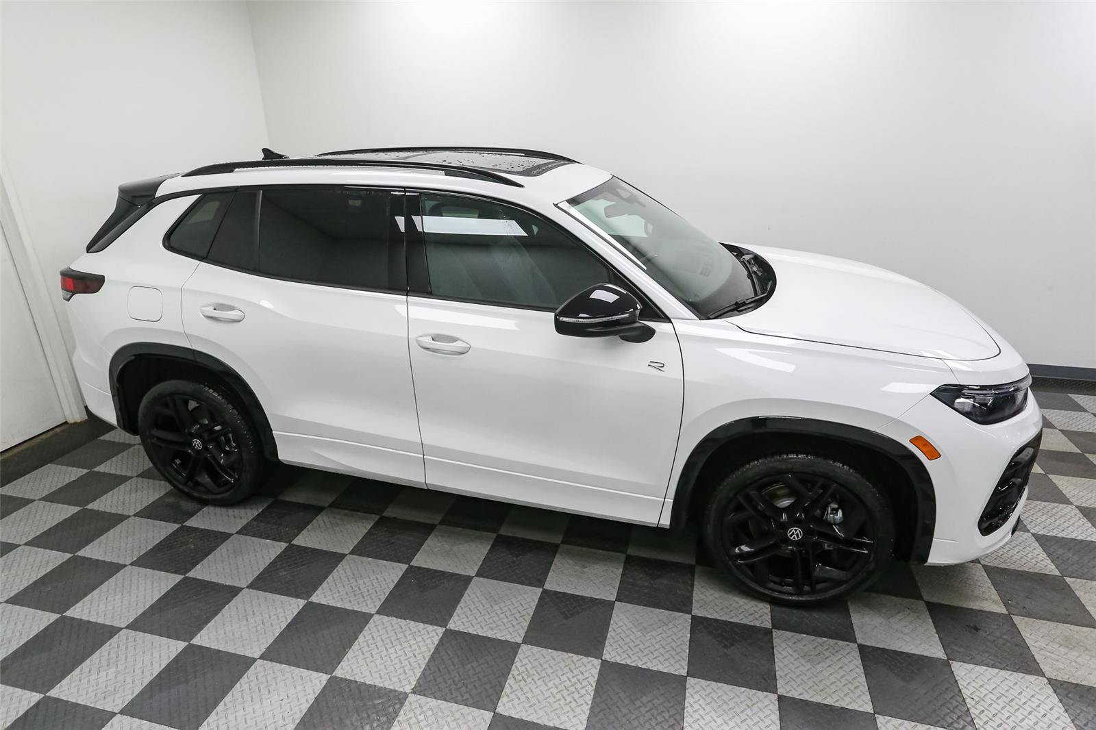 New 2026 Volkswagen Tiguan SE R-Line AWD/4WD image 5