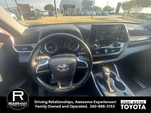 Used 2022 Toyota Highlander XLE FWD image 5