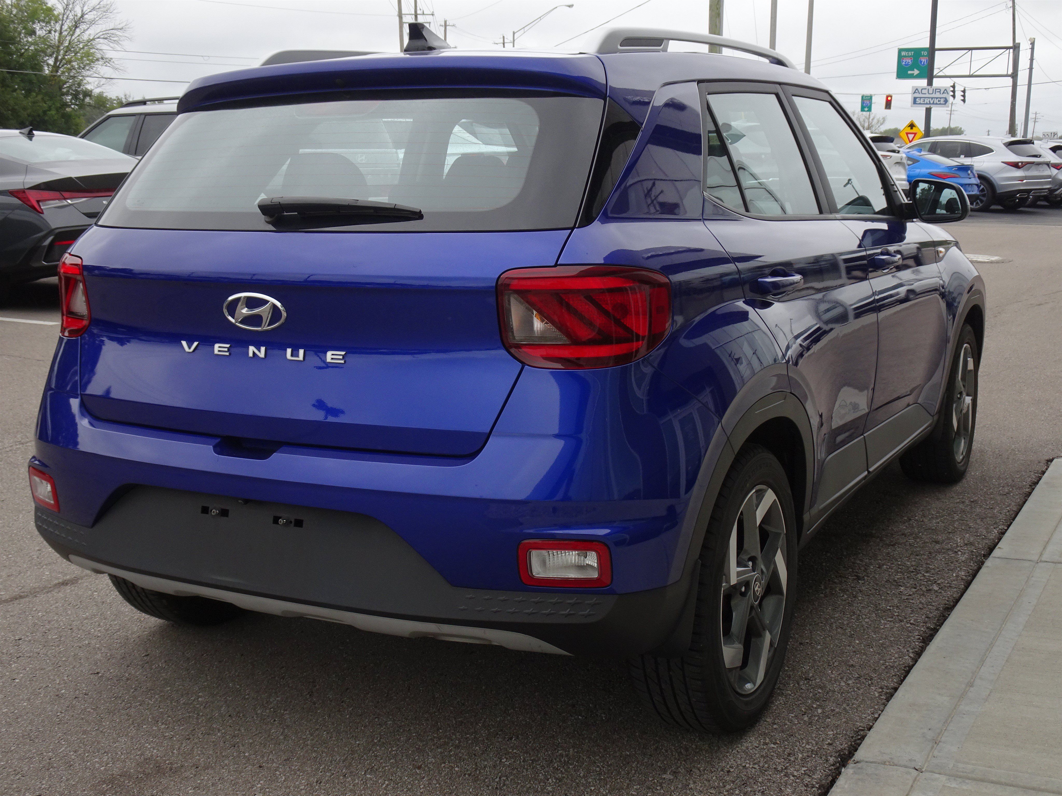 Used 2022 Hyundai Venue SEL FWD image 5