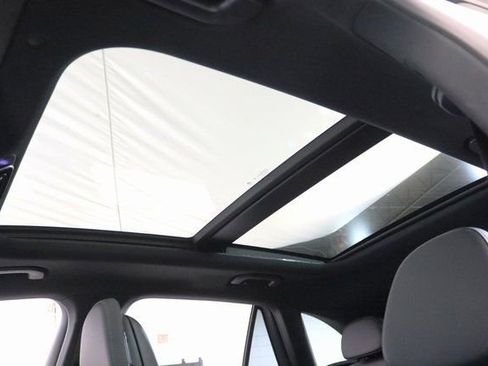 Used 2025 Mercedes-Benz GLC 300 4MATIC image 9