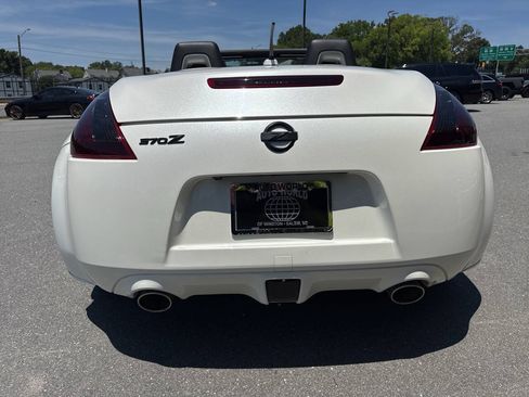 Used 2015 Nissan 370Z Touring RWD image 9