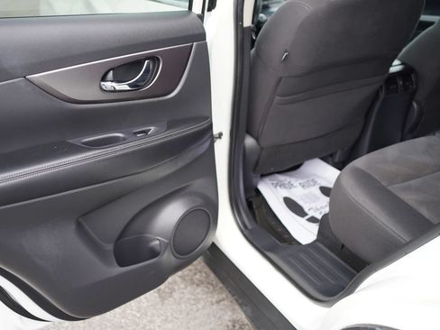 Used 2016 Nissan Rogue SV FWD image 11