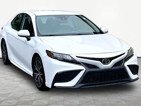 Used 2021 Toyota Camry SE FWD image 3