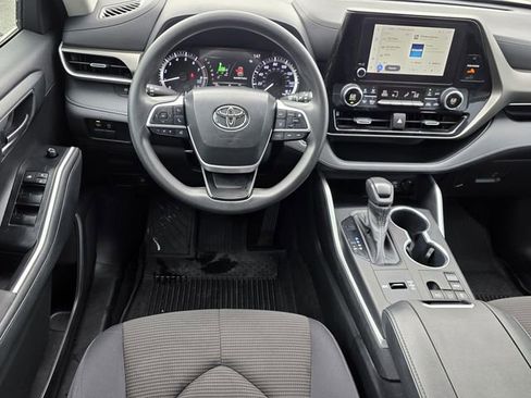 Used 2023 Toyota Highlander L FWD image 12