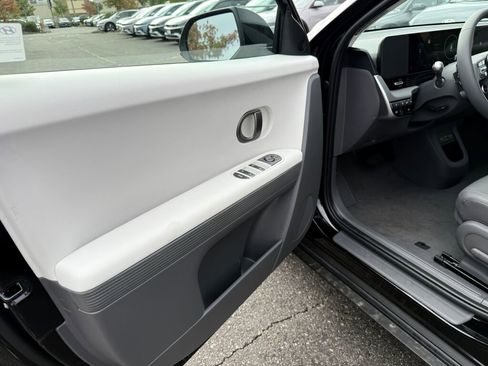 New 2025 Hyundai Ioniq 5 SEL image 17