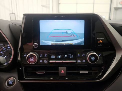 Used 2024 Toyota Highlander XLE AWD/4WD image 39