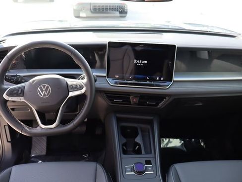 Used 2025 Volkswagen Tiguan SE FWD image 29