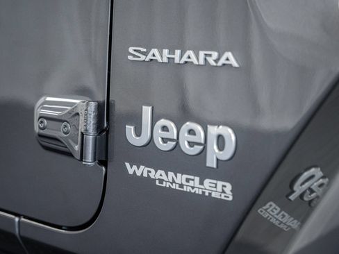 Used 2018 Jeep Wrangler Unlimited Sahara AWD/4WD image 18