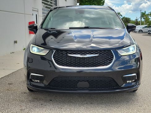 Used 2023 Chrysler Pacifica Touring-L FWD image 2
