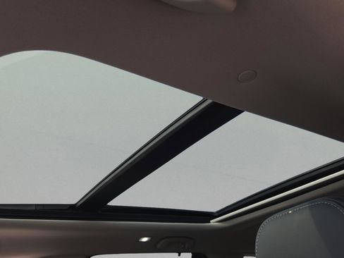 Used 2025 Honda Pilot Touring image 13