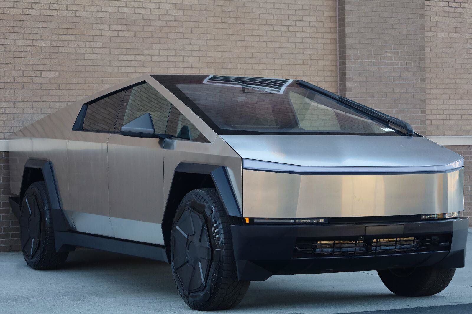 Used 2025 Tesla Cybertruck 2WD Crew Cab image 7