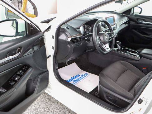 Used 2023 Nissan Altima 2.5 SV image 3