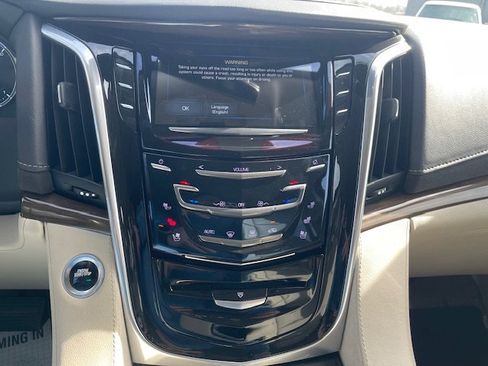 Used 2020 Cadillac Escalade Premium Luxury image 27