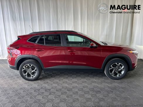 Used 2024 Chevrolet Trax LT FWD image 2