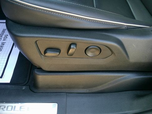 Used 2023 Chevrolet Suburban Premier image 11