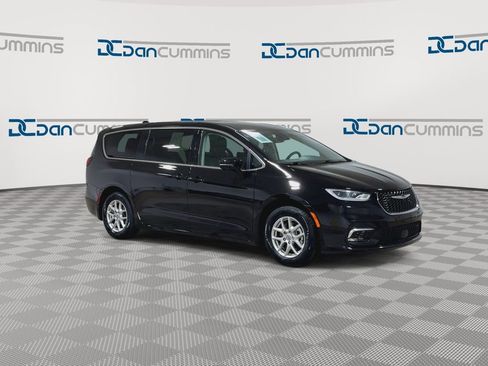 Used 2024 Chrysler Pacifica Touring-L image 2