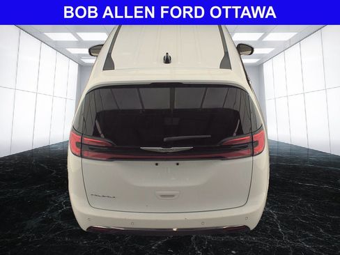 Used 2023 Chrysler Pacifica Touring-L FWD image 5