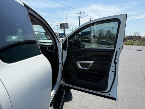 Used 2018 Nissan Titan SV w/ SV Convenience Package image 34