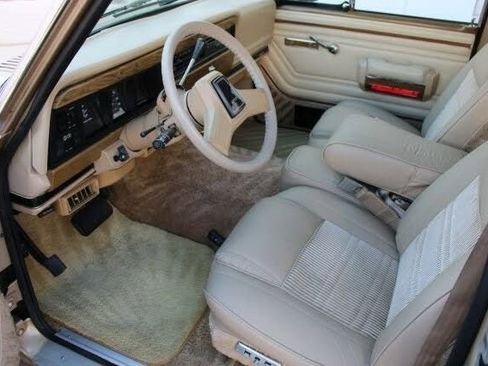 Used 1990 Jeep Grand Wagoneer image 5