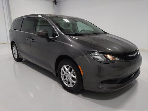 Used 2022 Chrysler Voyager LX image 13