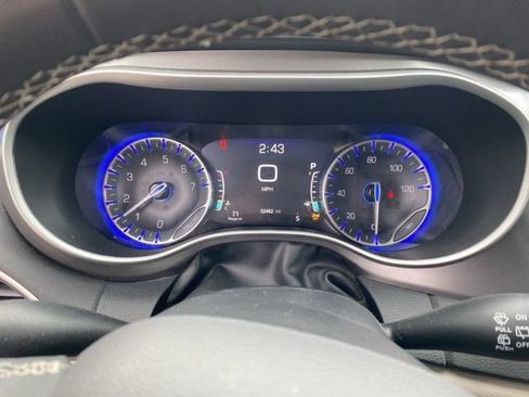 Used 2024 Chrysler Pacifica Touring-L FWD image 12