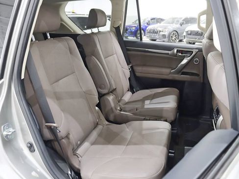 Used 2023 Lexus GX 460 Premium w/ Accessory Package AWD/4WD image 29