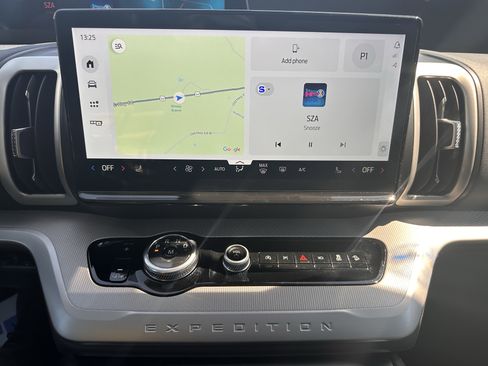 Used 2025 Ford Expedition Active image 28