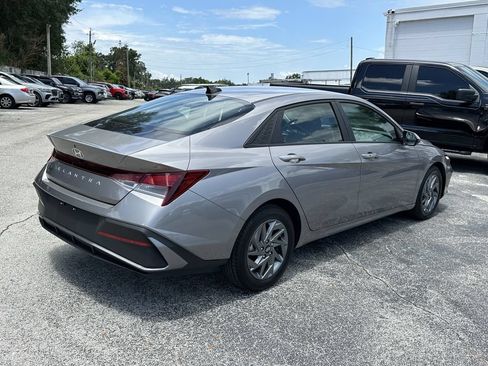 Used 2024 Hyundai Elantra SEL FWD image 5