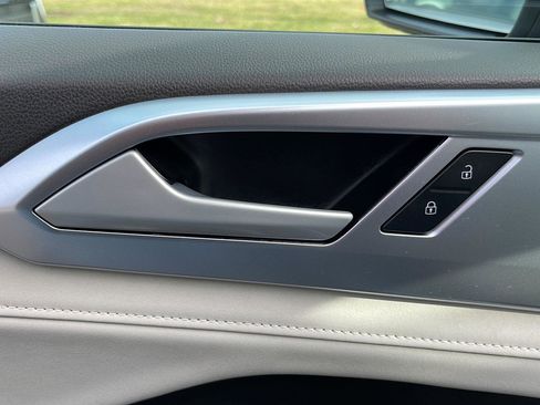 Used 2025 Volkswagen Taos SE AWD/4WD image 18