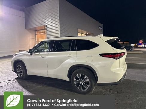 Used 2020 Toyota Highlander XLE image 3