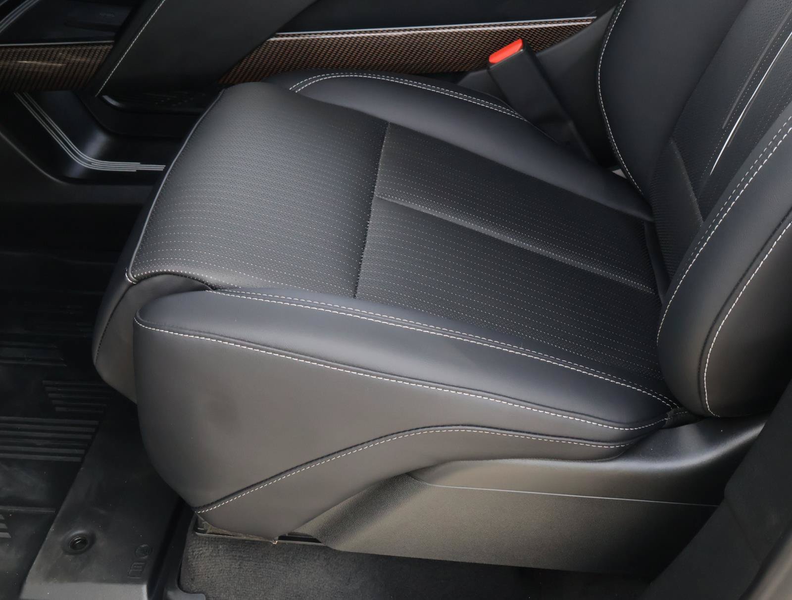Certified 2027 Cadillac Vistiq Luxury w/ LPO, Floor Liner Package AWD/4WD image 20