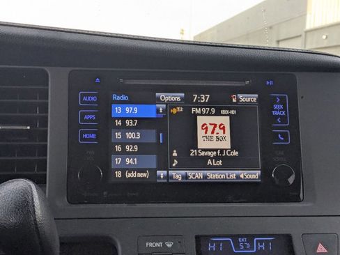 Used 2016 Toyota Sienna SE image 12