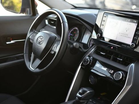 Used 2022 Toyota Venza LE image 27