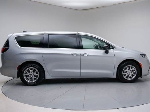 Used 2024 Chrysler Pacifica Touring-L image 11