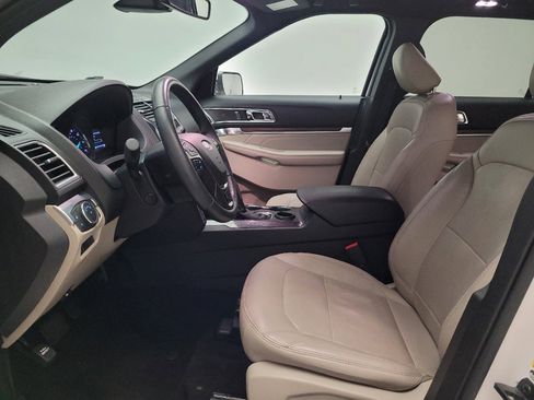 Used 2019 Ford Explorer Limited w/ Ford Safe & Smart Package FWD image 17