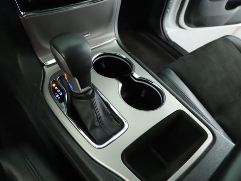 Used 2019 Jeep Grand Cherokee Altitude image 16