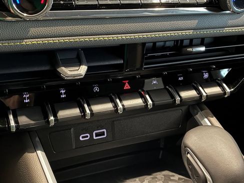 New 2026 Chevrolet Colorado ZR2 AWD/4WD image 17