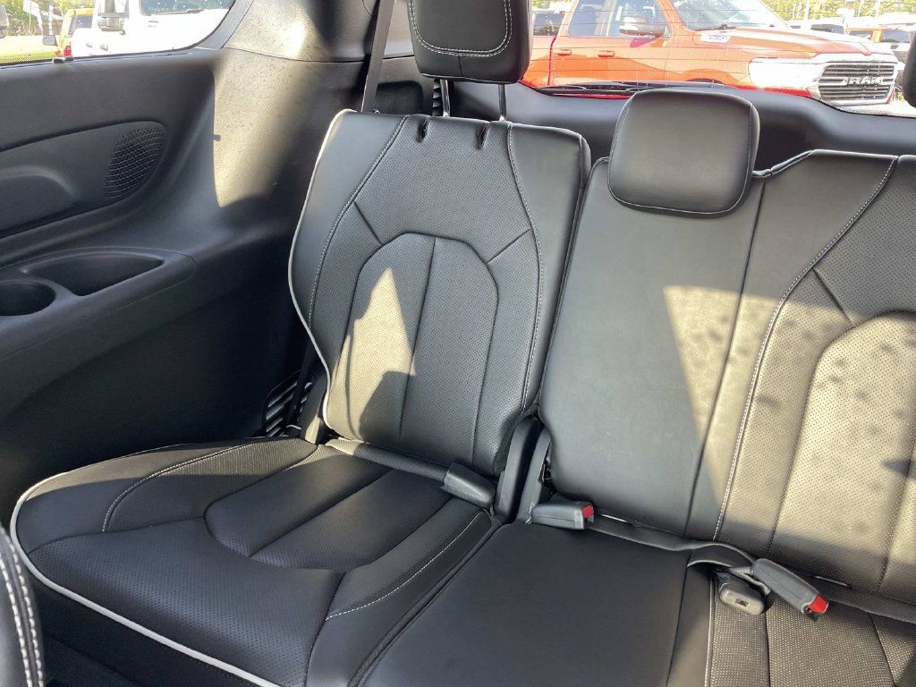 Used 2025 Chrysler Pacifica Limited FWD image 10