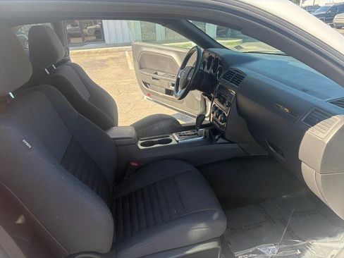 Used 2014 Dodge Challenger SXT RWD image 31